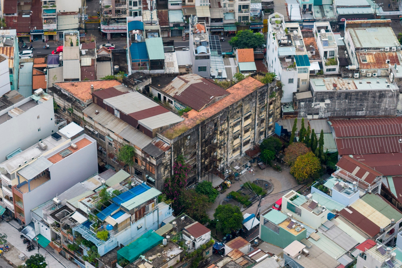 Cách đó khoảng 1 km, chung cư Trúc Giang (phường Xóm Chiếu) đang trong giai đoạn di dời dang dở. Theo ghi nhận của Tri Thức - Znews, dưới tầng trệt vẫn còn 2 hộ dân đang sinh sống.