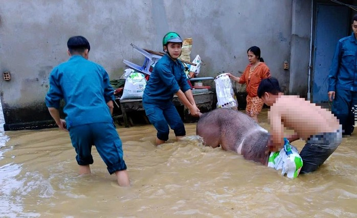 Cán bộ, chiến sĩ Ban Chỉ huy Quân sự xã Đak Lua hỗ trợ người dân di dời tài sản