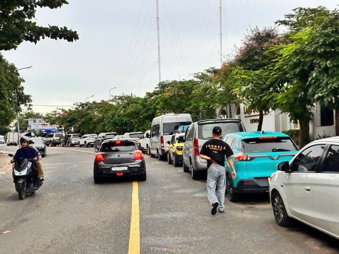 Tuyến đường Trần Phú, phường Vũng Tàu ùn tắc kéo dài do các phương tiện chờ mua vé lên phà