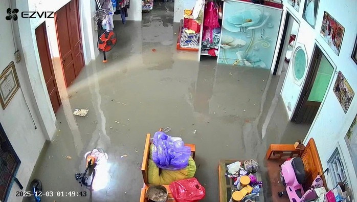 Nước tràn vào nhà chị Huyền Trang vào nửa đêm Nước tràn vào nhà chị Huyền Trang vào nửa đêm