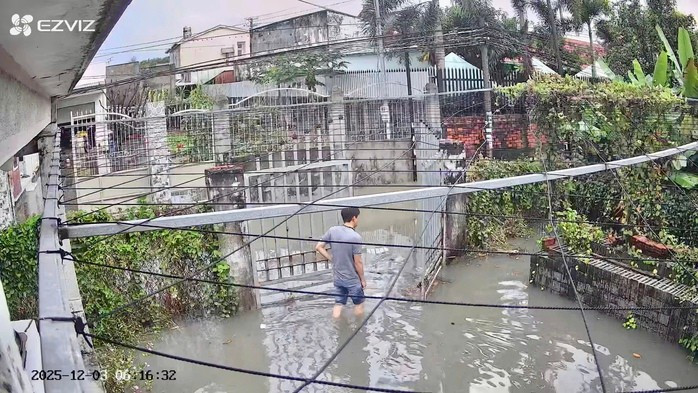 Khu vực này thấp hơn so với xung quanh, sáng nay nước vẫn chưa thể thoát Khu vực này thấp hơn so với xung quanh, sáng nay nước vẫn chưa thể thoát