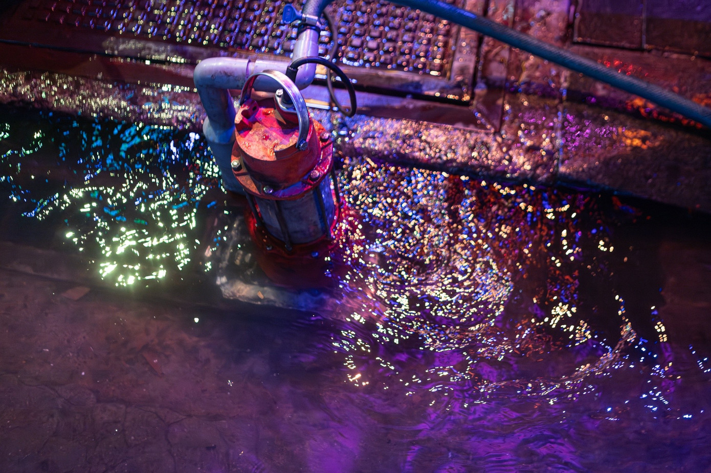 Chủ một nhà hàng cho biết đã phải lắp máy bơm để ngăn nước tràn vào quán. Dù vậy với dự báo mưa lớn còn tiếp diễn, chị lo việc kinh doanh sẽ bị ảnh hưởng nặng. “Con đường này ngập nhiều lần trong năm, nhưng hôm nay là lúc nước dâng cao nhất,” chị chia sẻ.