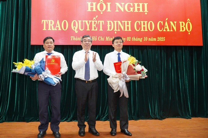 Phó Bí thư Thành ủy, Chủ tịch Ủy ban MTTQ Việt Nam TP HCM Nguyễn Phước Lộc trao quyết định và tặng hoa chúc mừng các cán bộ