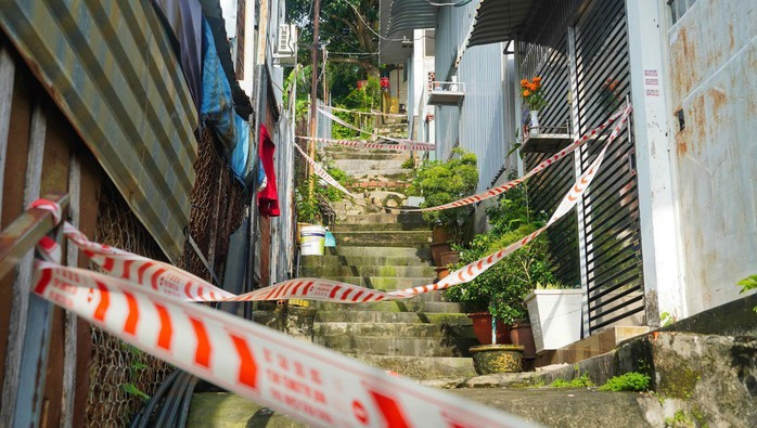 Lực lượng chức năng rào cảnh báo các khu vực có nguy cơ sạt lở