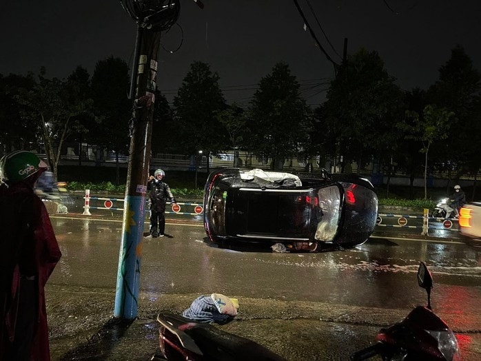 Xe ô tô lật ngang trong mưa lớn