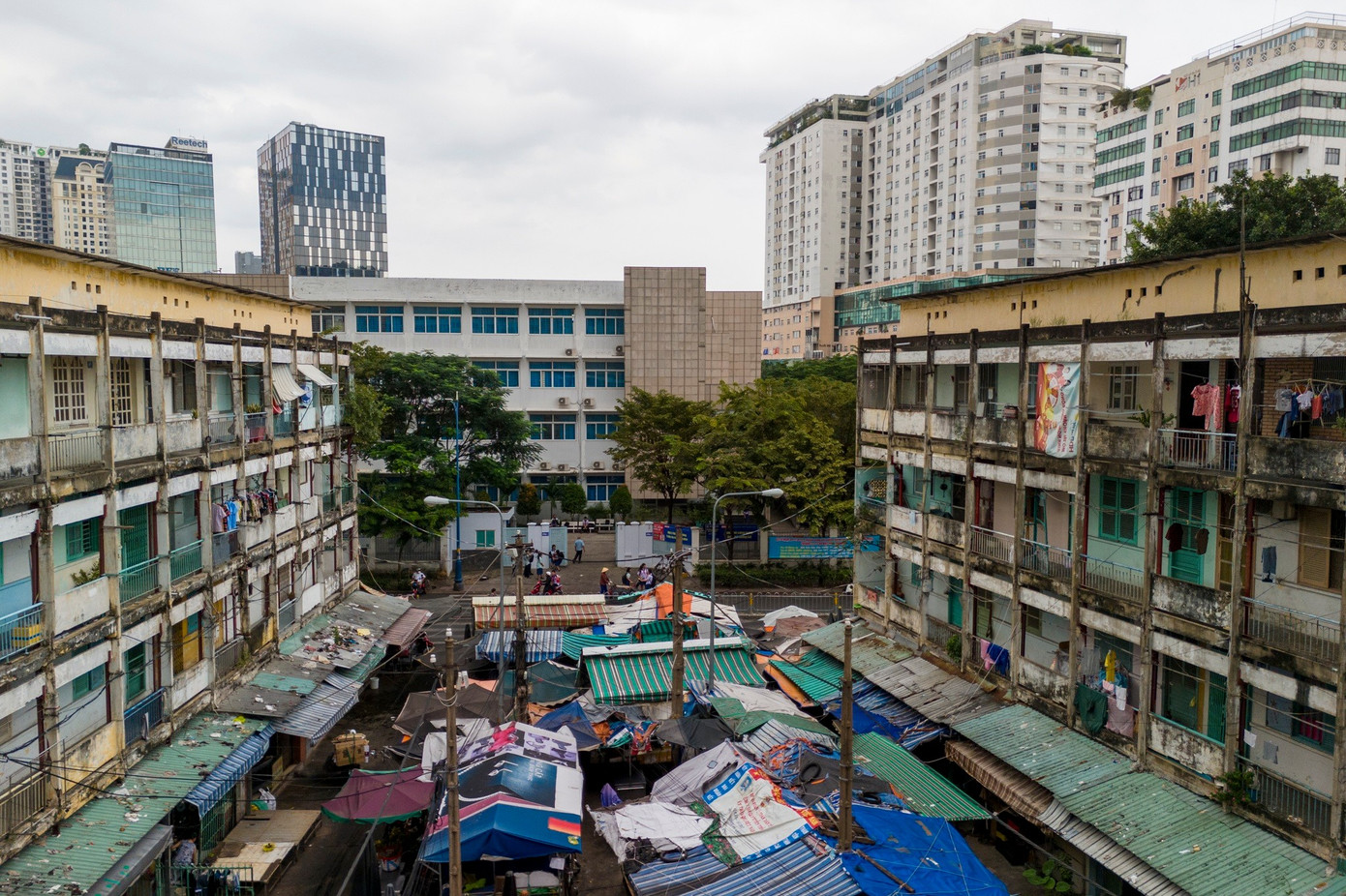 Dù chung cư đã xuống cấp nghiêm trọng, nhiều hộ vẫn không đồng ý rời đi bởi các tiện ích xung quanh - dưới chân tòa nhà là chợ, đối diện là trường học và chung cư ở vị trí trung tâm thành phố. Ông Thông cho biết việc tái định cư ở khu vực xa hơn khiến người dân phải tính toán việc chuyển trường cho con, còn người lớn thì đi lại bất tiện...