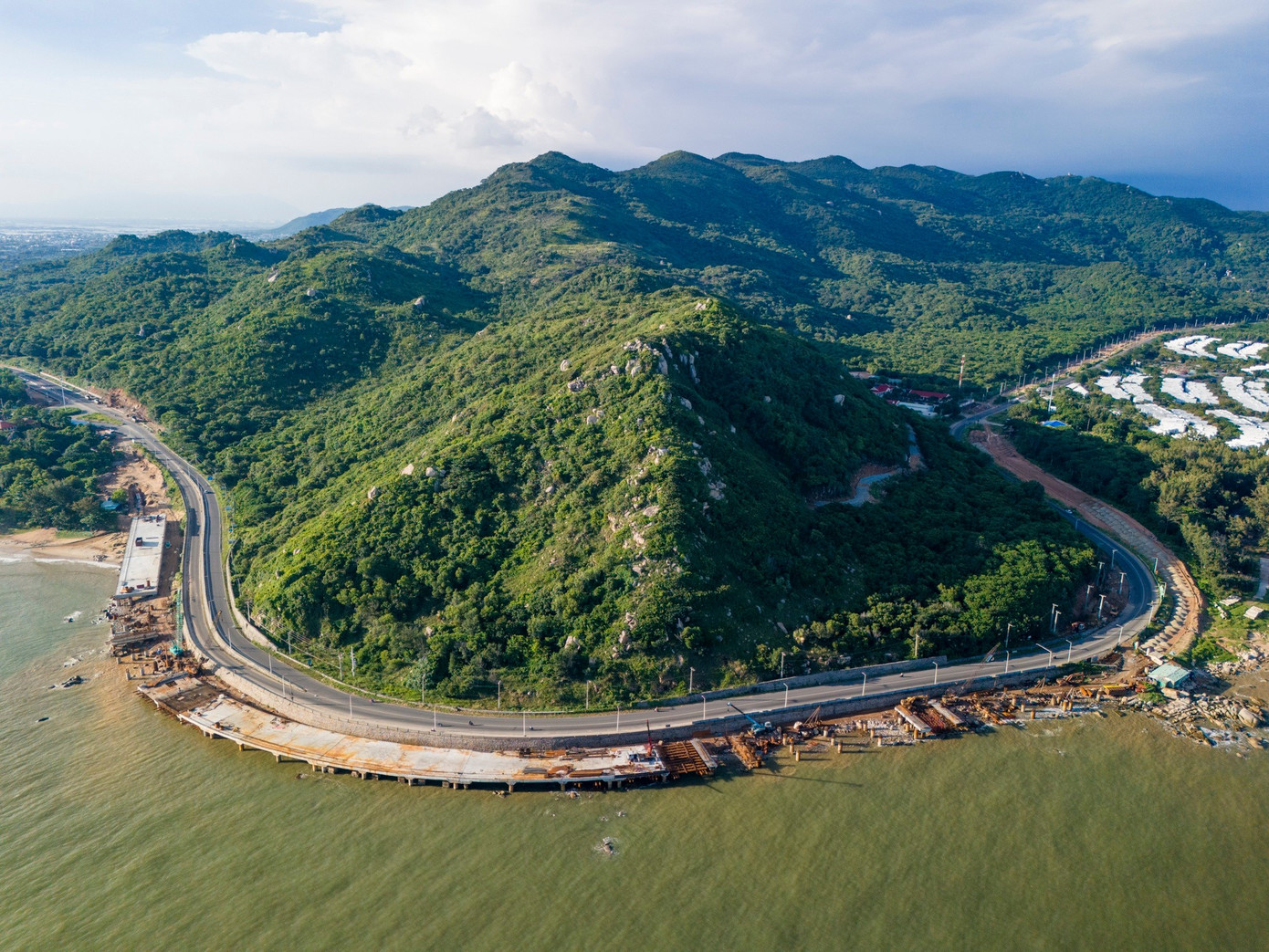 Đoạn đường qua Đèo Nước Ngọt đang được nhà thầu mở rộng bằng phương pháp xây dựng cầu cạn.