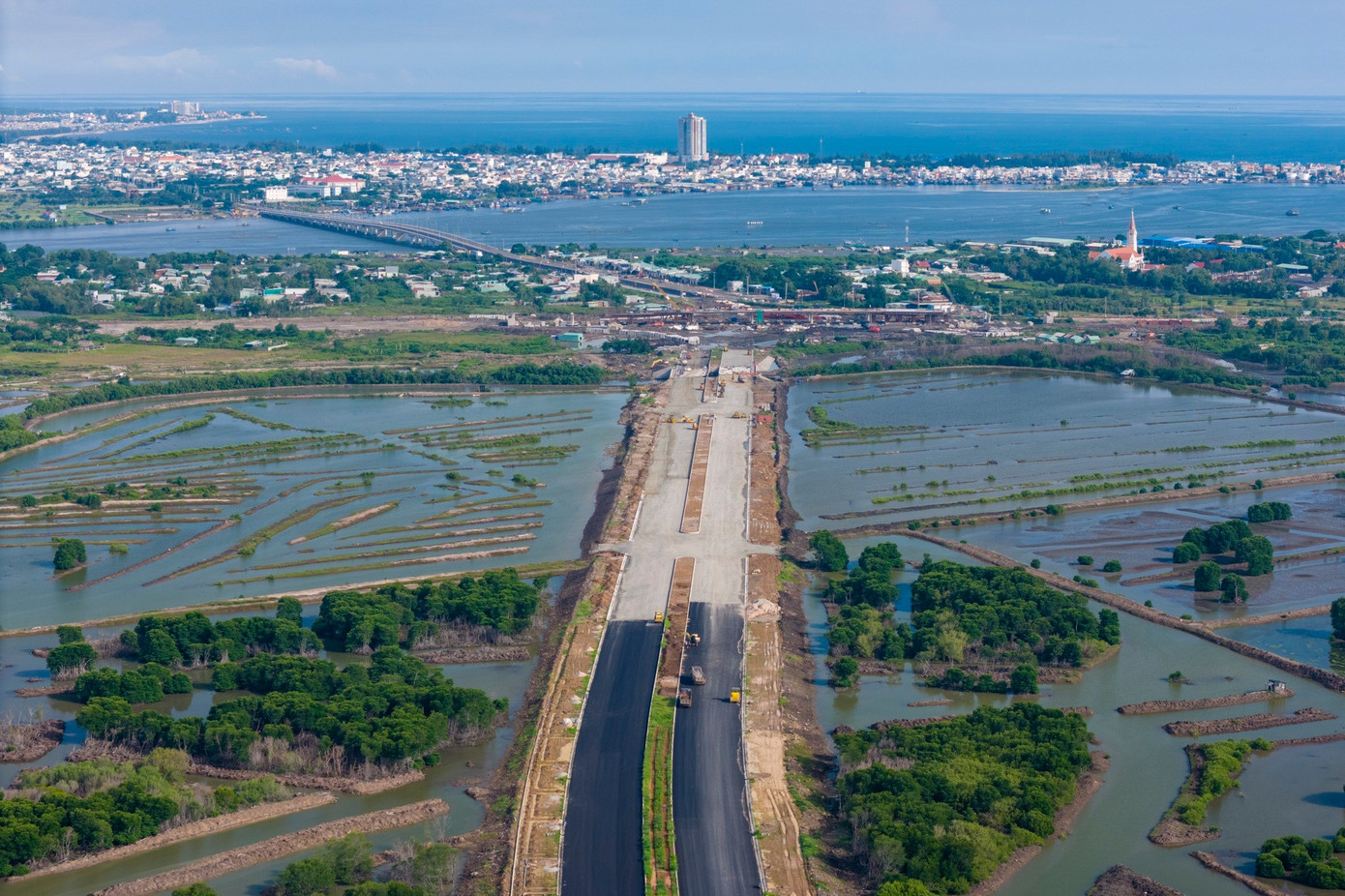 Đoạn đường từ nút giao Quốc lộ 51 đến cầu Cửa Lấp băng qua khu vực đầm lầy, ao hồ nuôi trồng thủy sản đã hình thành hướng tuyến, đang trong giai đoạn cấp phối đá dăm và thảm nhựa được nhiều đoạn.