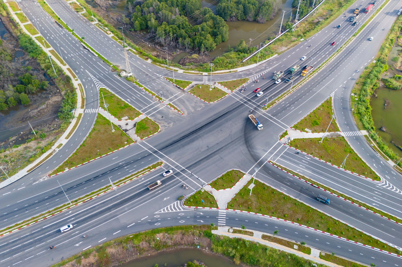 Nút giao với Quốc lộ 51 đã hoàn thành mở rộng lên 8-10 làn xe. Hệ thống biển báo, vỉa hè, cây xanh, thảm cỏ đã được thi công hoàn thiện.