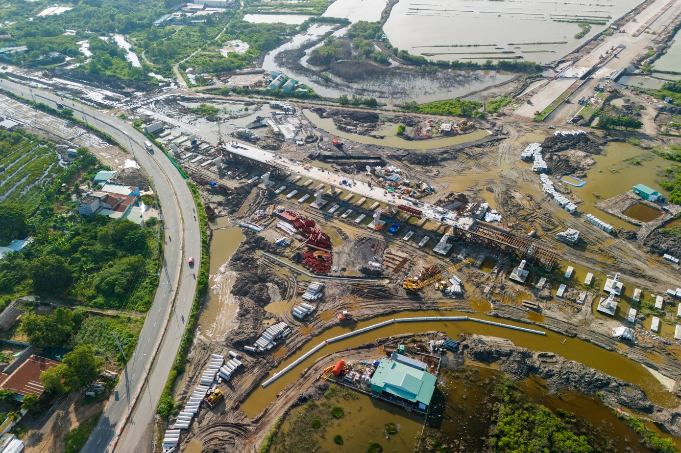 Tại nút giao giữa ĐT994 và đường nối cao tốc Biên Hòa - Vũng Tàu, không khí thi công diễn ra khẩn trương.