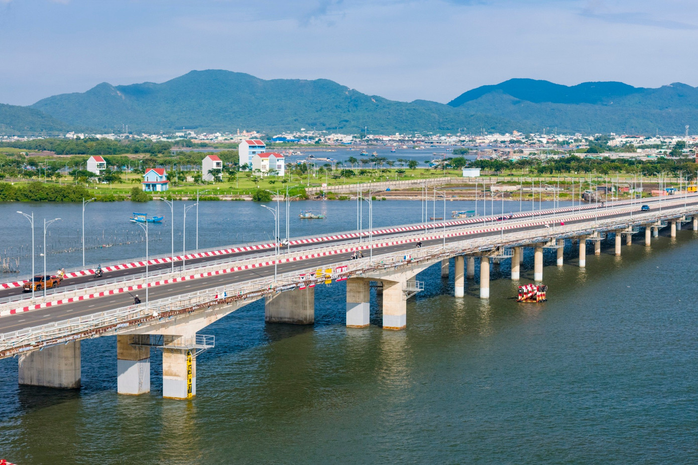 Theo kế hoạch, các cầu Gò Găng, Chà Và nối Vũng Tàu với xã đảo Long Sơn nằm trên tuyến sẽ giữ nguyên. Một số cầu như sông Rây 2, Cửa Lấp 2, Cây Khế... được xây mới song song cầu hiện hữu.