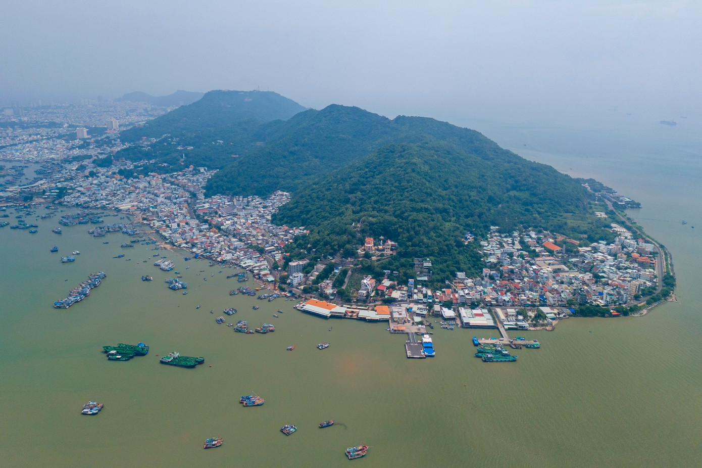 Mới đây, UBND TP.HCM đã có công văn về việc nghiên cứu đầu tư đường vượt biển kết nối khu vực Cần Giờ và Bà Rịa - Vũng Tàu. Trong ảnh là khu vực dự kiến xây cầu vượt biển Cần Giờ - Vũng Tàu, vị trí này nằm gần bến phà Vũng Tàu - Cần Giờ thuộc địa phận phường Vũng Tàu, TP.HCM.