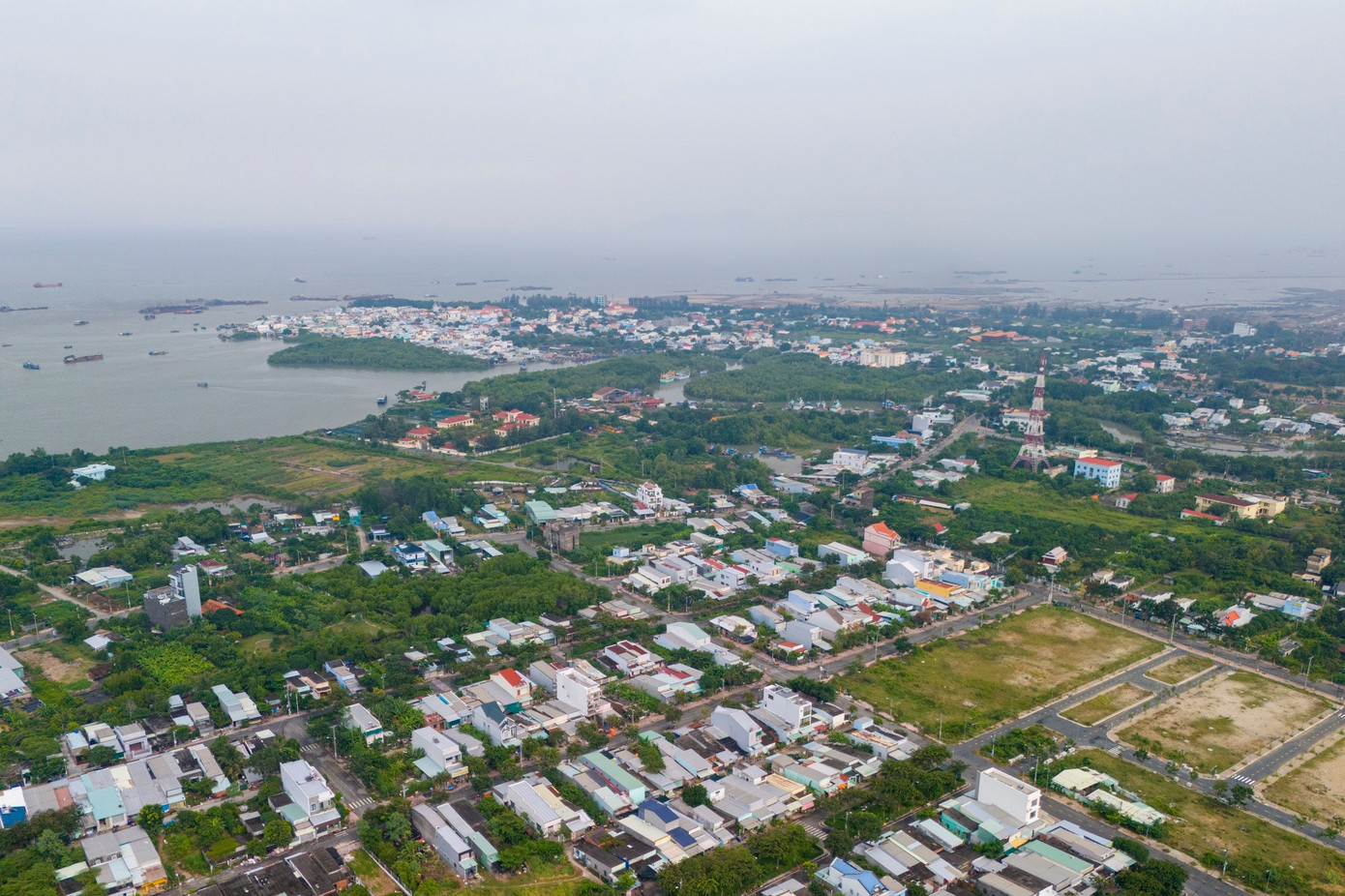 Ý tưởng về cầu vượt biển Cần Giờ xuất hiện lần đầu tại Hội nghị Quy hoạch phát triển Cần Giờ năm 2017, do Hiệp hội Bất động sản TP.HCM (HoREA) đề xuất. Trong ảnh là khu vực trung tâm xã Cần Giờ, nơi dự kiến là điểm đầu của cầu vượt biển Cần Giờ - Vũng Tàu nếu dự án được chấp thuận triển khai trong thời gian tới.