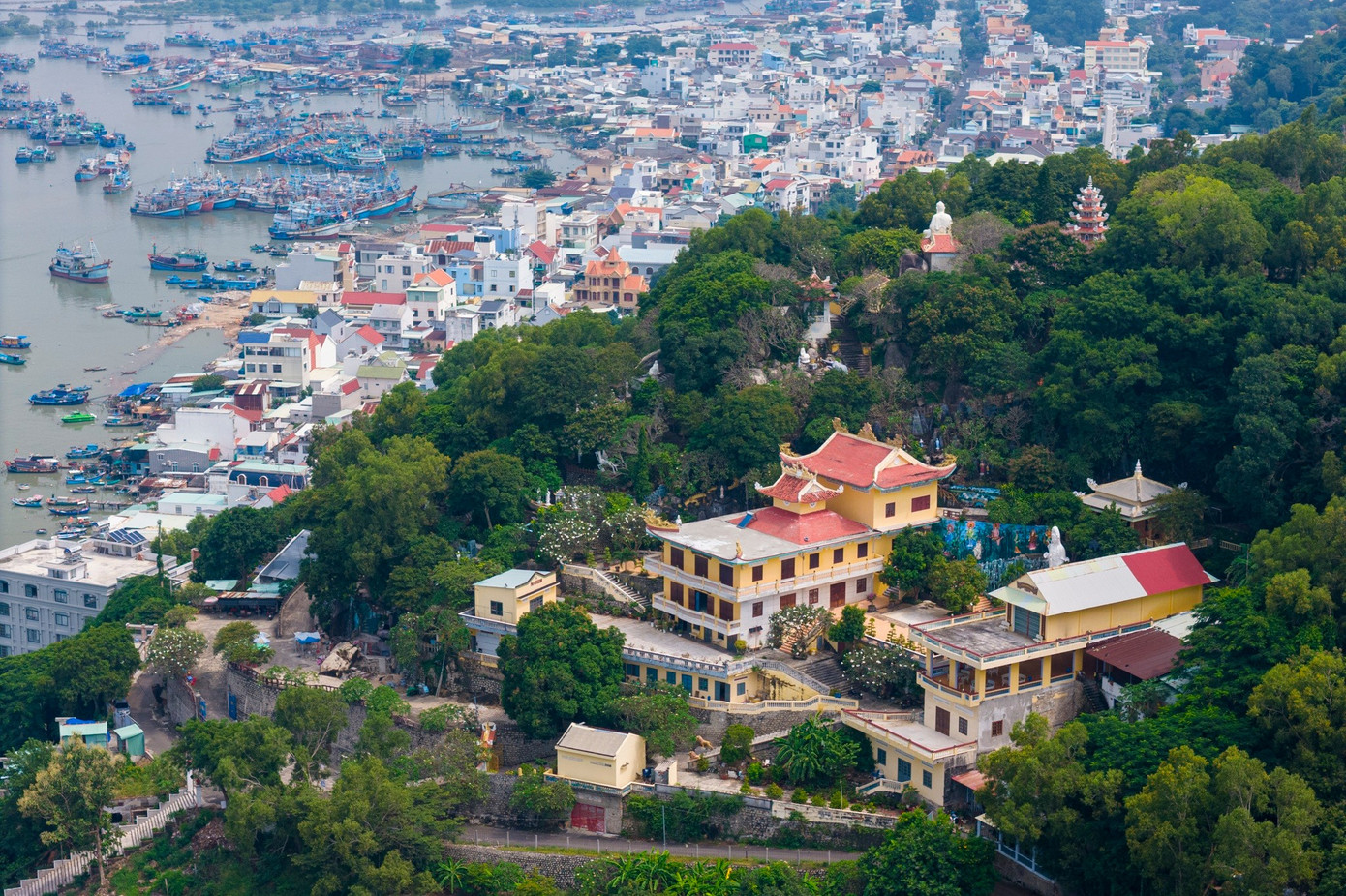 Khu vực này nằm dọc tuyến đường Trần Phú, tập trung đông đúc khu dân cư, bến cảng và hàng trăm tàu thuyền neo đậu.