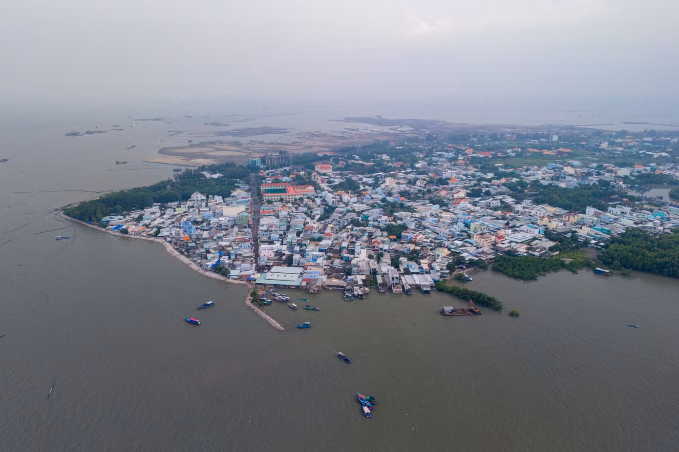 Về phía địa phương, năm 2019, UBND huyện Cần Giờ cũng có mong muốn trình UBND TP.HCM về dự án làm cầu vượt biển nối Vũng Tàu, cùng với cầu Cần Giờ kết nối với trung tâm TP.HCM, thay thế phà Bình Khánh.