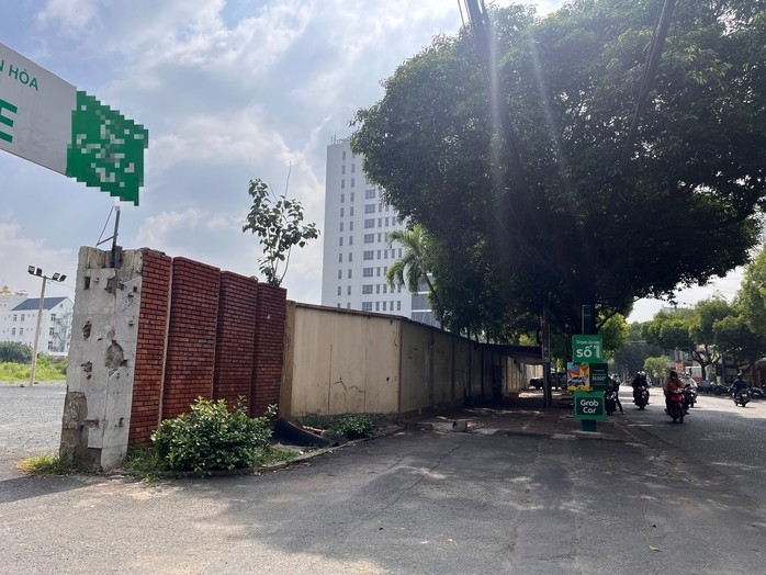 Khu đất "vàng" của Công ty CP Đồng Tiến cũ sử dụng nằm trên đường Phan Trung (hay còn gọi là đường 5 cũ)-con đường sầm uất bậc nhất TP Biên Hòa cũ