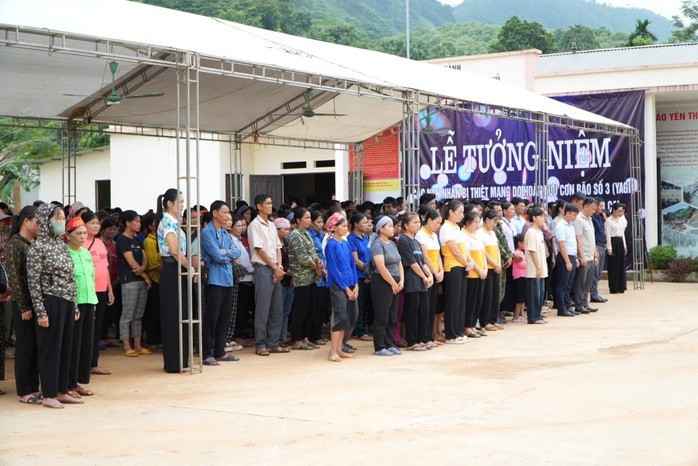 Chính quyền địa phương và người dân tổ chức lễ tưởng niệm các nạn nhân thôn Làng Nủ bị thiệt mạng do bão số 3 (Yagi). Ảnh: Đức Huy