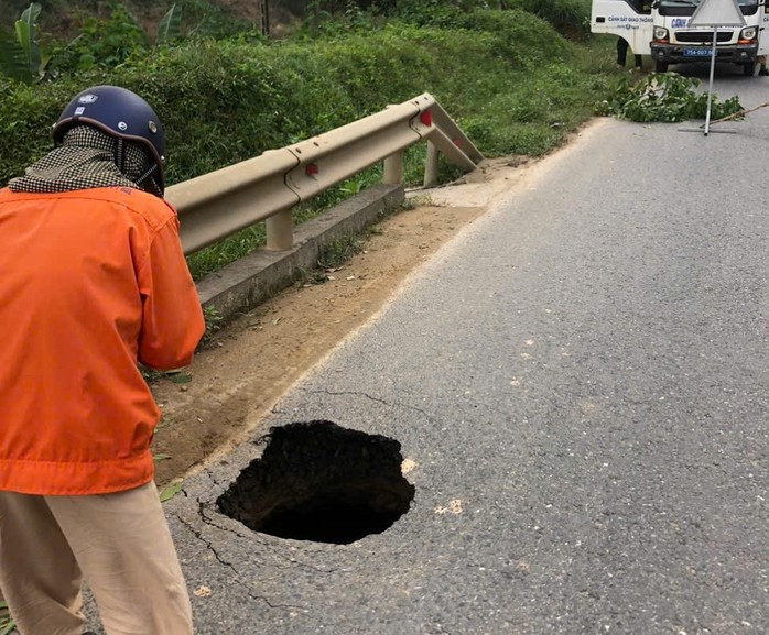 Hố sụt xuất hiện ở sát lề đường.