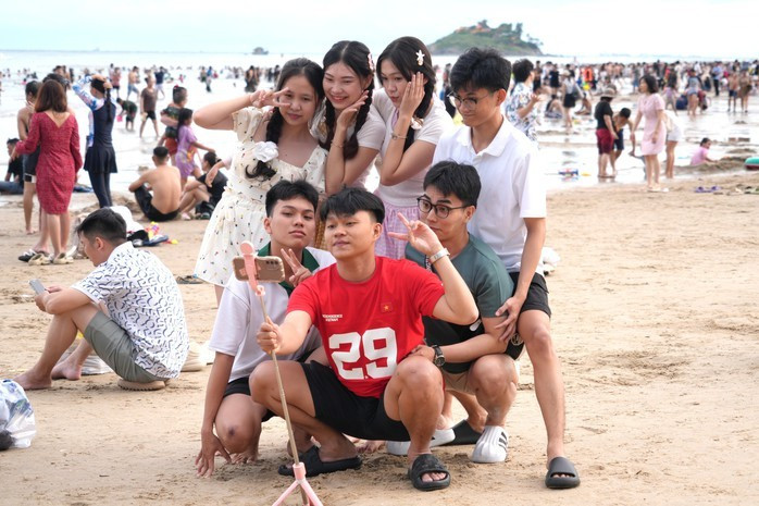 Nhiều nhóm trẻ cùng chụp ảnh trên bãi biển sạch đẹp