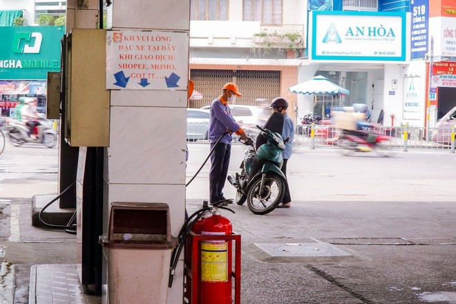 Áp dụng hình thức thanh toán chuyển khoản để đổ xăng tại cây xăng PVOIL COMECO Cửa hàng Xăng dầu Số 1 (góc Lý Thái Tổ - Lê Hồng Phong, phường Vườn Lài, TPHCM)