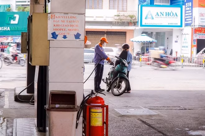 Áp dụng hình thức thanh toán chuyển khoản để đổ xăng tại cây xăng PVOIL COMECO Cửa hàng Xăng dầu Số 1 (góc Lý Thái Tổ - Lê Hồng Phong, phường Vườn Lài, TPHCM)