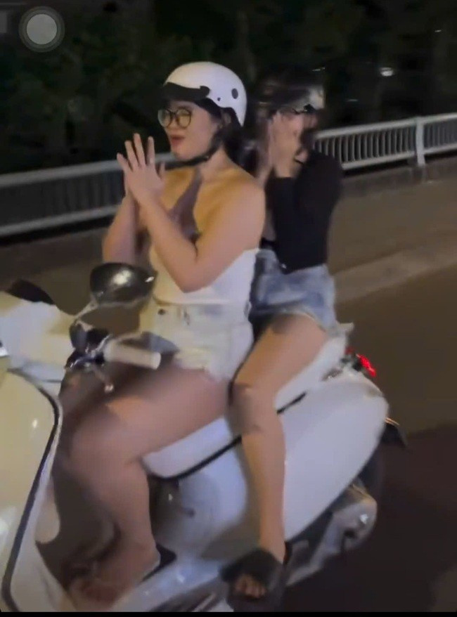 Cô gái trẻ có hành động chắp tay lạy người quay clip.