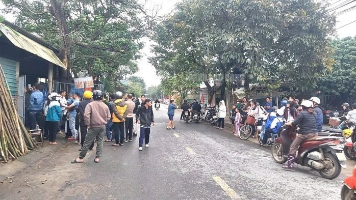 Người dân theo dõi buổi vận động gia đình và ông N.T.L trả lại số tiền gần 500 triệu đồng chuyển nhầm