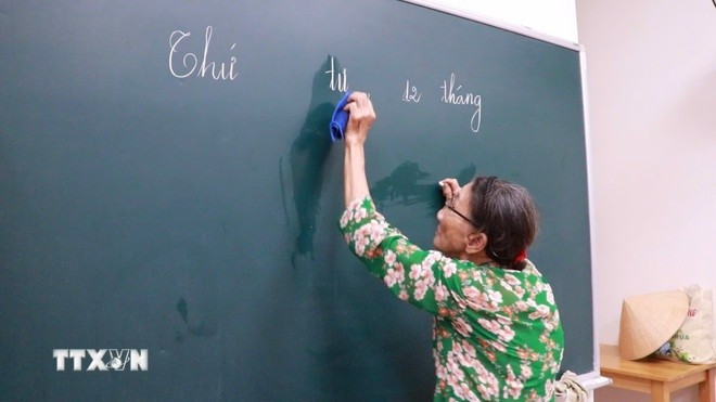 "Lớp học tình thương” cho trẻ em có hoàn cảnh khó khăn hoạt động 3 buổi trong tuần, được bà giáo Nguyễn Thị Ba duy trì bằng tiền bán vé số. Ảnh: Huyền Trang/TTXVN.