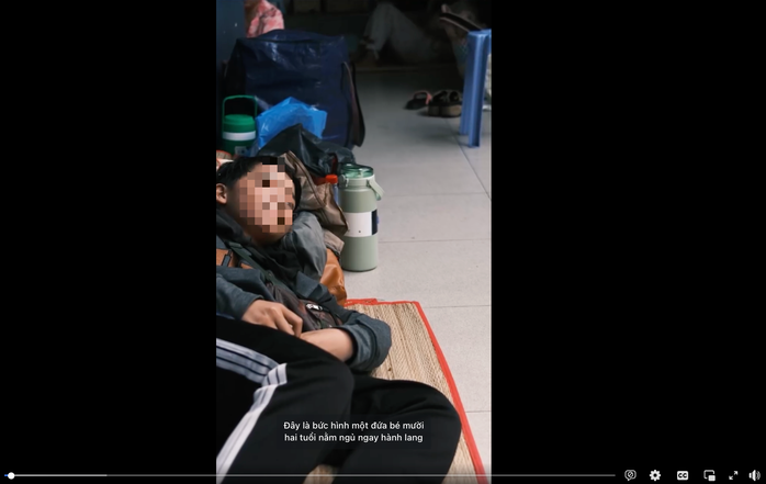 Hình ảnh cậu bé 12 tuổi nằm ở hành lang bệnh viện. Ảnh cắt từ clip