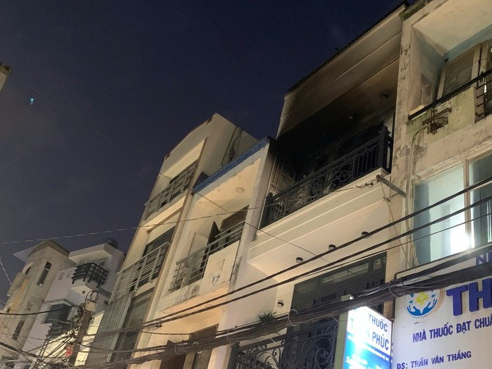 Ngôi nhà bị ám khói đen sau vụ cháy.