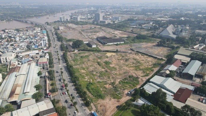 Khu đất này nằm ngay nút giao thông ngã ba Vũng Tàu, một mặt chạy song song với Quốc lộ 1, mặt kia đối diện tiếp giáp sông Đồng Nai, bên cạnh là đường Lê Văn Duyệt chạy từ ngã ba Vũng Tàu đến cầu An Hảo.