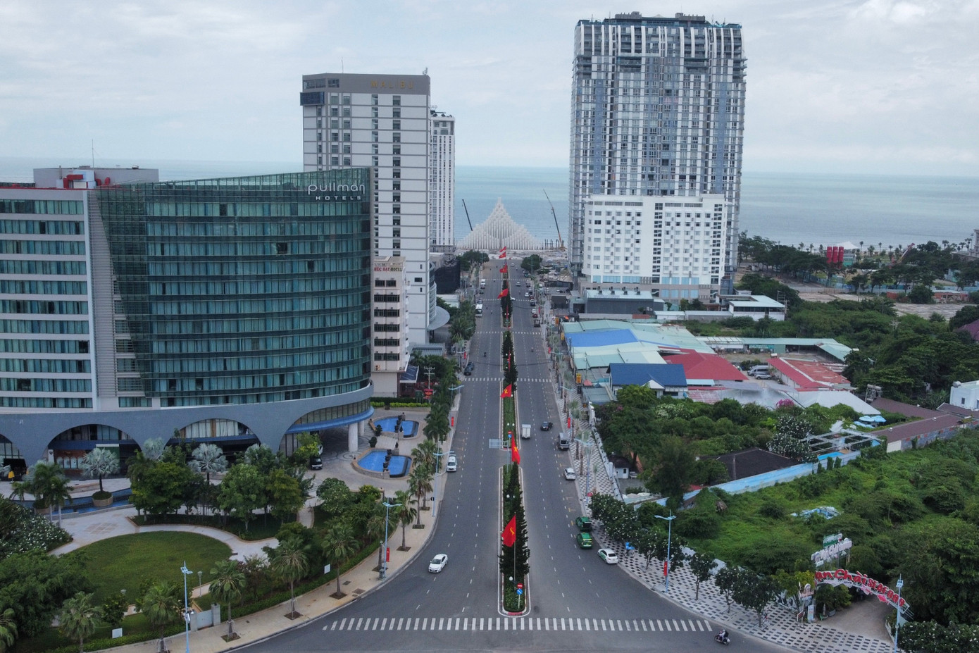 Theo ghi nhận ngày 15/8, hệ thống phun nước, đèn của tháp Tam Thắng đã sẵn sàng cho sự kiện kỷ niệm ngày Quốc khánh 2/9. Dự kiến, đơn vị thi công sẽ lên đèn lần đầu tiên vào tối ngày 17/8. Theo công ty Cổ phần Kiến trúc Cảnh quan EGO Việt Nam (đơn vị thiết kế), hình dáng tổng thể công trình tựa như mũi thuyền hướng ra biển lớn. Hệ thống đèn được lắp tại phần đỉnh cột, tạo hiệu ứng hắt sáng từ trên xuống. Trong ảnh là tháp Tam Thắng nhìn từ đường Lê Hồng Phong, hướng đài tưởng niệm liệt sỹ. Ảnh: Hoàng Nhân.