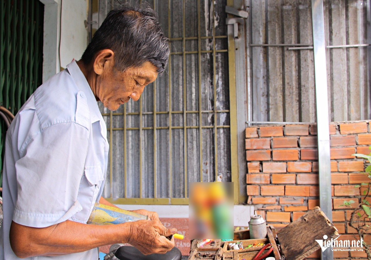Ông Hùng là một trong số rất ít người còn theo nghề bơm gas bật lửa dạo tại TPHCM. (Ảnh: Hà Nguyễn) 1.jpg