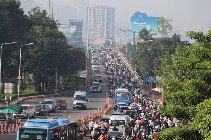 Lối lên cầu Bình Triệu 2 kẹt kéo dài.