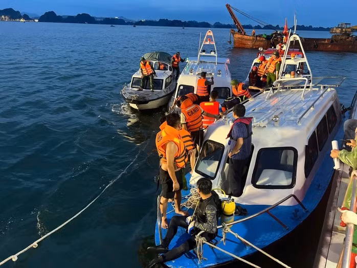 Lực lượng chức năng tiếp cận khu vực tàu đắm tiến hành cứu hộ cứu nạn