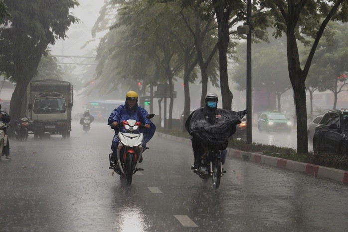 Mưa lớn trên đường Hàm Nghi, phường Bến Thành