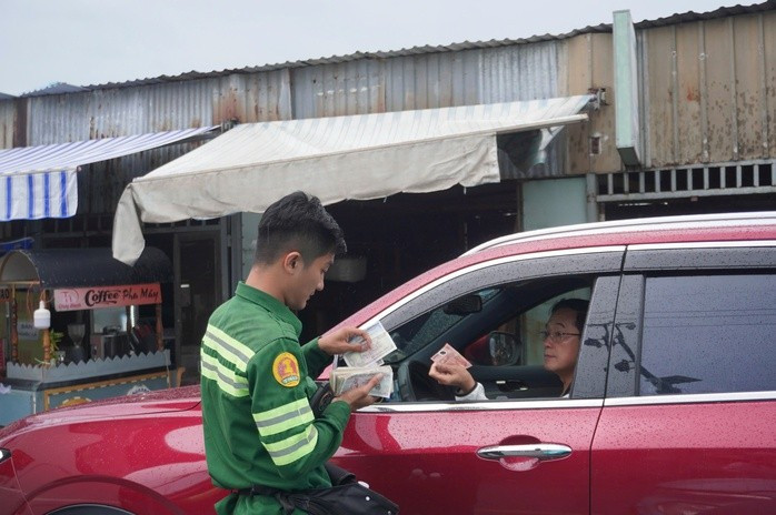 Nhân viên phà phải đi hàng trăm mét để bán vé cho người dân.