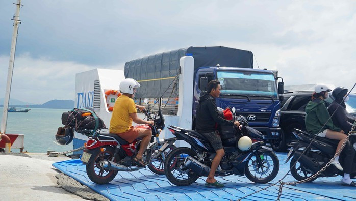 Nhiều hành khách lựa chọn di chuyển bằng đường biển để tránh ùn ứ trên các tuyến quốc lộ