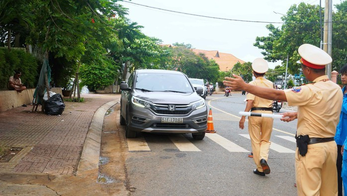 Lực lượng CSGT tới hiện trường để phân luồng, điều tiết giao thông, chỉ khoảng 1 giờ đã hết ùn tắc
