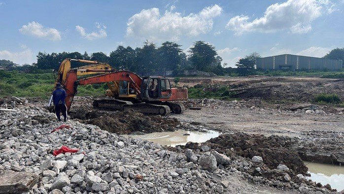 Các nhà thầu san lấp mặt bằng đang huy động máy móc, nhân lực để đẩy nhanh tiến độ trên khu đất 51,6 ha. Nhiều chuyến xe tải ra vào KCN Biên Hòa 1 để chuyển đồ đạc, máy móc. Các đơn vị thu mua phế liệu cũng được liên hệ để thu mua khung nhà, mái thép, tôn cũ.