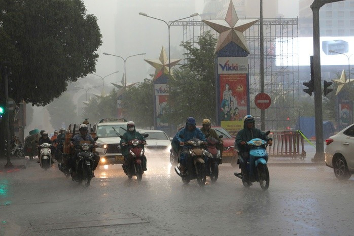 Mưa lớn trút xuống nhiều nơi ở TPHCM khiến bầu trời dần tối sầm lại