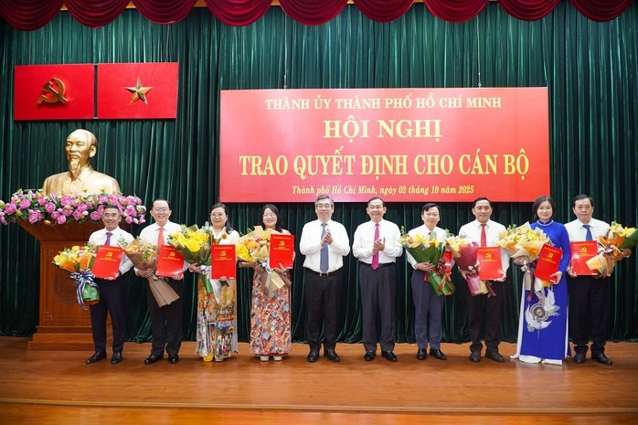 Phó Bí thư Thành ủy, Chủ tịch Ủy ban MTTQ Việt Nam TP HCM Nguyễn Phước Lộc cùng Phó Trưởng Ban Tổ chức Thành ủy TP HCM Đinh Thanh Nhàn trao quyết định và tặng hoa chúc mừng các cán bộ