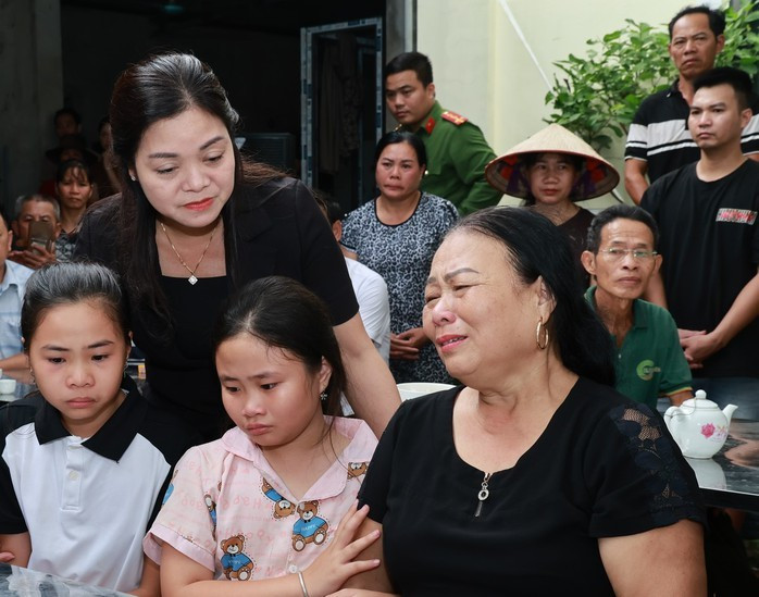 Người thân đau xót trước sự ra đi của ông Thành. Ảnh: Cổng TT tỉnh Thái Nguyên