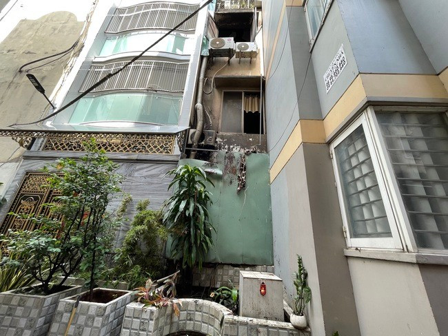 Hai cô gái trẻ mở cửa từ phía sau nhảy xuống.