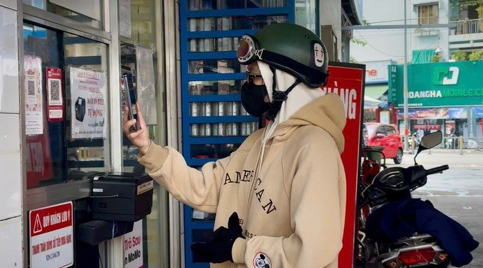 Nhiều người dân cho biết việc chuyển khoản mang lại sự tiện lợi rõ rệt. “Tôi thường không mang nhiều tiền mặt, quét mã trả tiền rất nhanh, không phải chờ thối tiền”- chị Ngọc Anh chia sẻ.