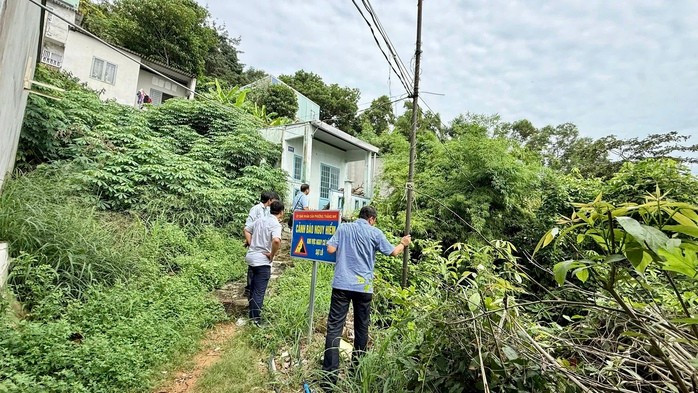 Đoàn công tác của Sở Xây dựng TPHCM kiểm tra thực tế tại các điểm sạt lở trước đó