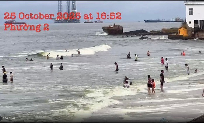 Ảnh cắt từ clip người dân ghi lại cảnh màu nước biển có sự thay đổi