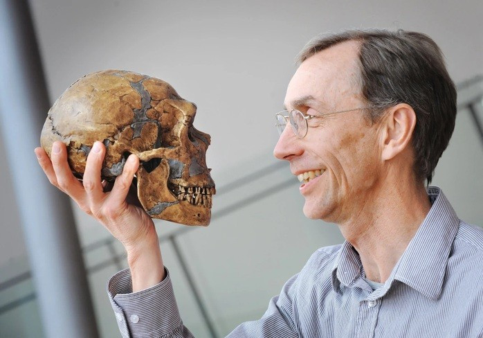 Một hộp sọ Neanderthal trên tay giáo sư Svante Paabo, người đoạt giải Nobel Y sinh 2022 vì những nghiên cứu mang tính nền tảng về loài người cổ này - Ảnh: PHYS
