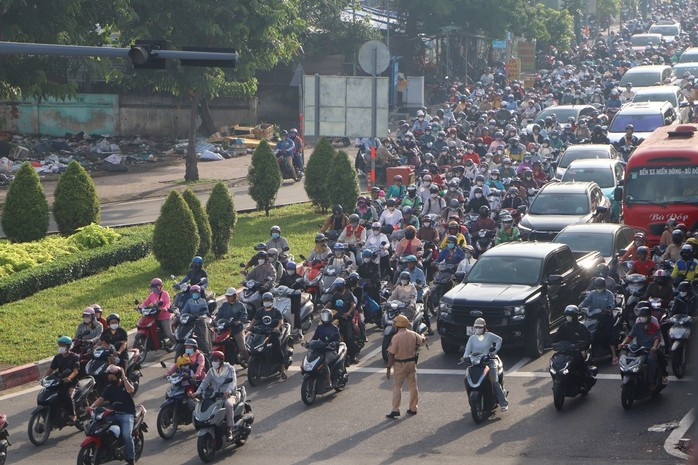 CSGT phải nỗ lực điều tiết giao thông.