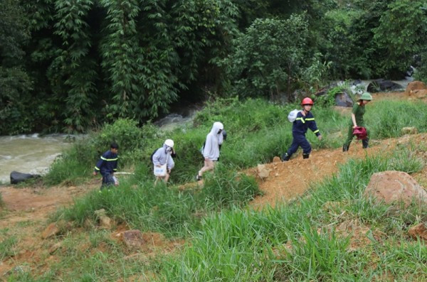 Nhóm nữ sinh được lực lượng chức năng đưa qua bờ trở về an toàn.